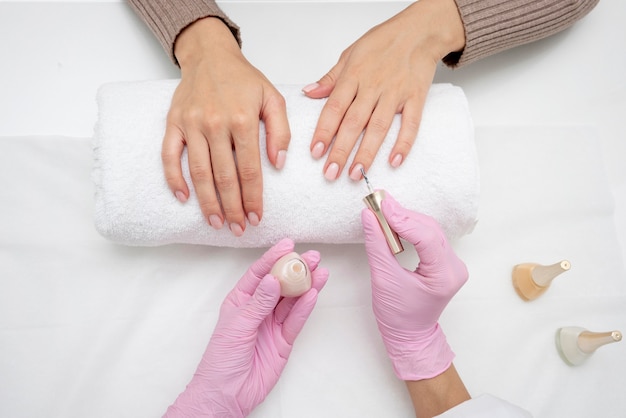 Proceso de manicura para el cuidado de las uñas.