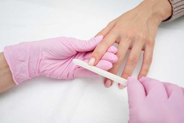 Proceso de manicura para el cuidado de las uñas.