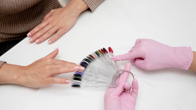 Proceso de manicura para el cuidado de las uñas.