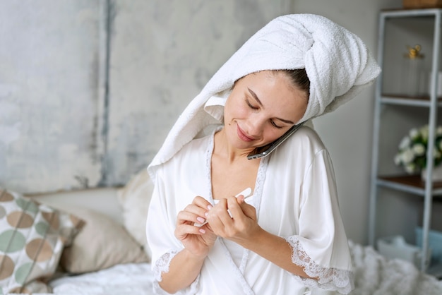 Proceso de manicura para el cuidado de las uñas.