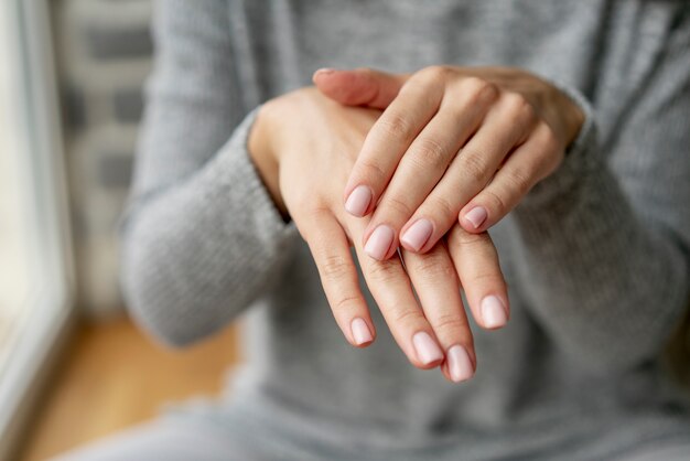 Proceso de manicura para el cuidado de las uñas.