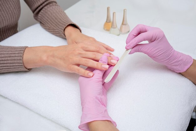 Proceso de manicura para el cuidado de las uñas.