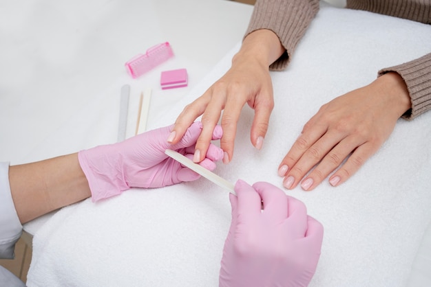 Proceso de manicura para el cuidado de las uñas.