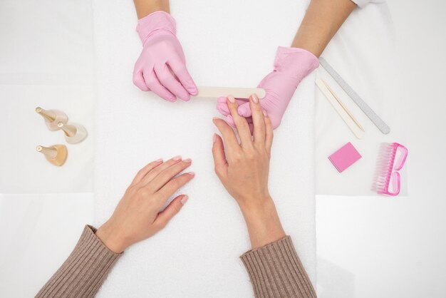 Proceso de manicura para el cuidado de las uñas.