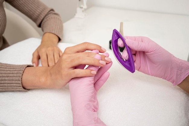 Proceso de manicura para el cuidado de las uñas.