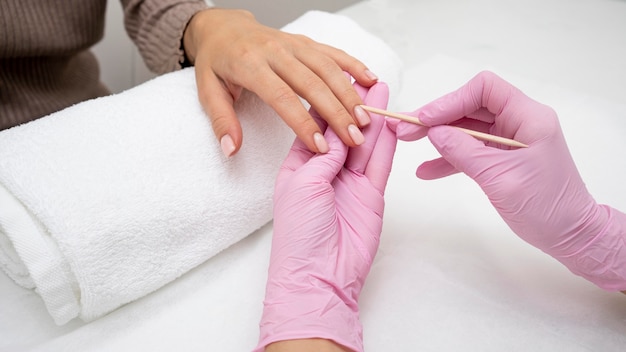 Proceso de manicura para el cuidado de las uñas.