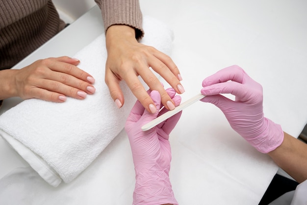 Proceso de manicura para el cuidado de las uñas.