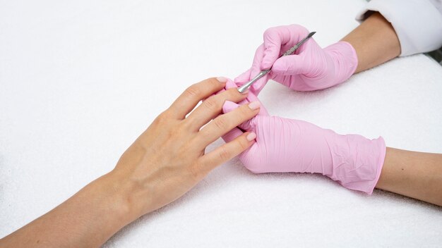 Proceso de manicura para el cuidado de las uñas.