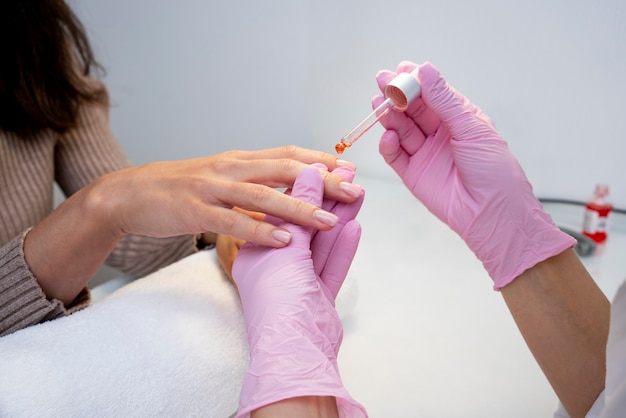 Proceso de manicura para el cuidado de las uñas.