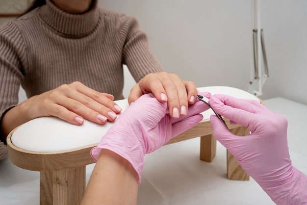 Foto gratuita proceso de manicura para el cuidado de las uñas.