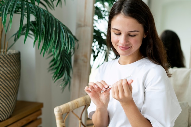 Foto gratuita proceso de manicura para el cuidado de las uñas.