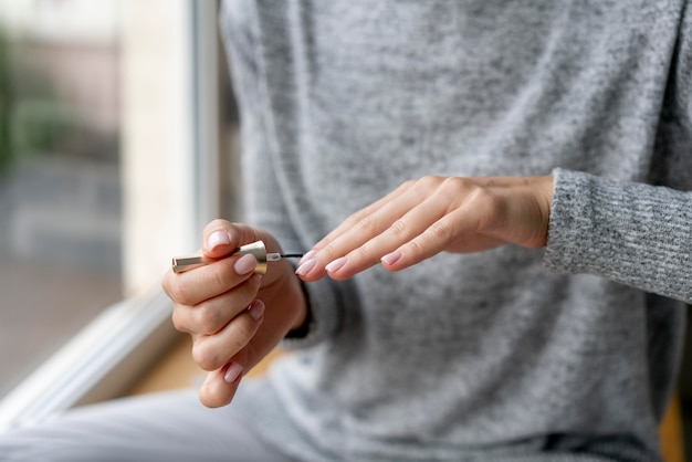 Foto gratuita proceso de manicura para el cuidado de las uñas.