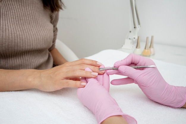 Foto gratuita proceso de manicura para el cuidado de las uñas.