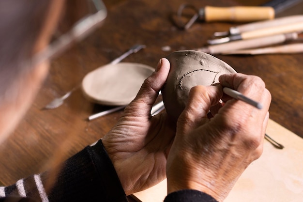 Foto gratuita proceso de modelado de macetas