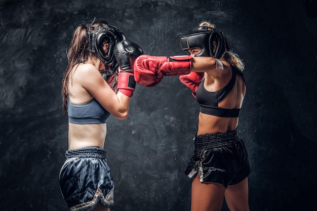 Proceso de pelea entre dos boxeadoras, una de ellas fue golpeada por otra.