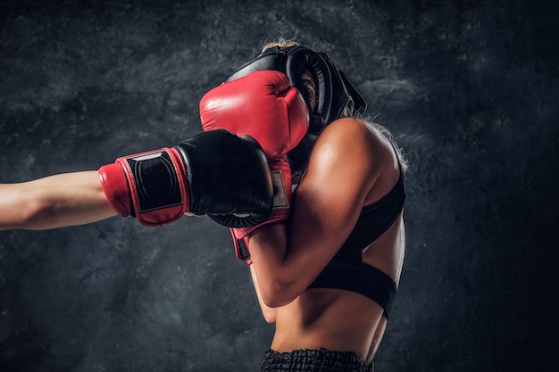 Proceso de pelea entre dos boxeadoras, una de ellas fue golpeada por otra.