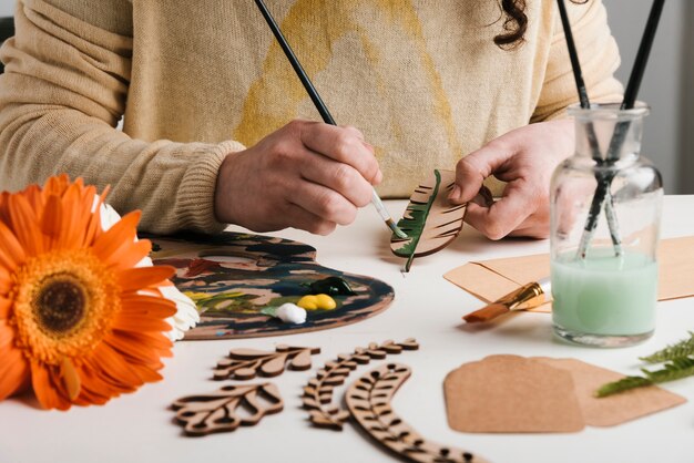 Proceso de pintura de piezas de arte de madera