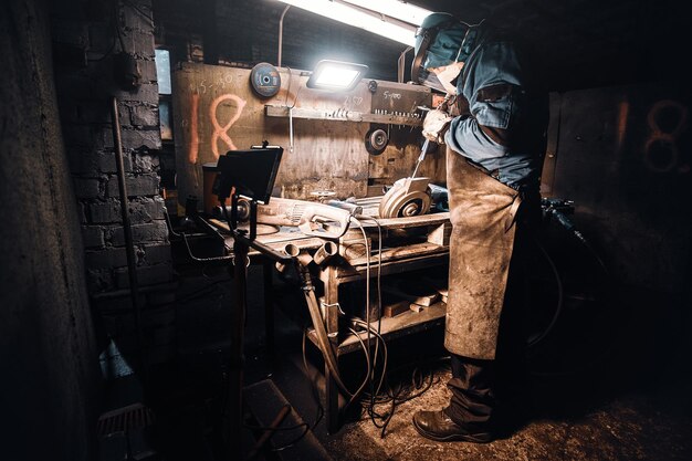 Proceso de soldadura realizado por un trabajador experimentado en la fábrica.