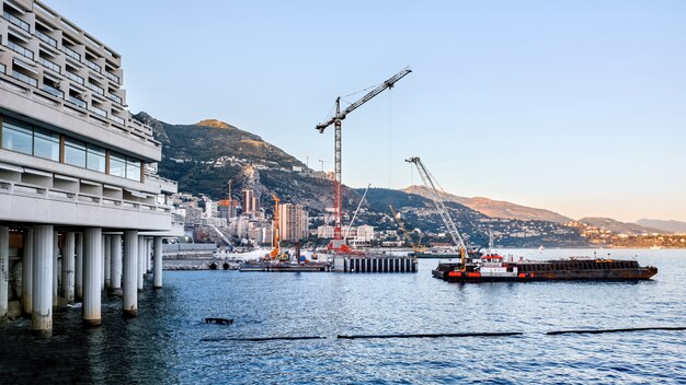 Proceso de trabajo cerca de la costa del mar en Mónaco