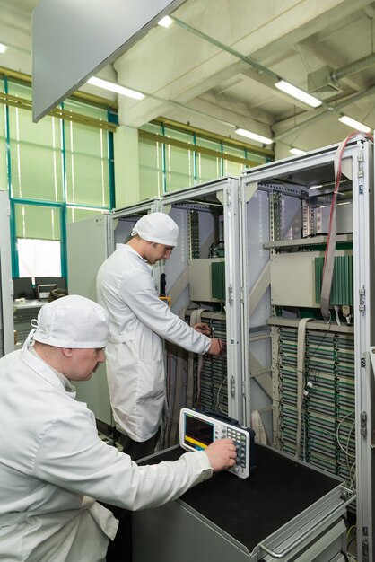 Producción de componentes electrónicos en la fábrica de alta tecnología