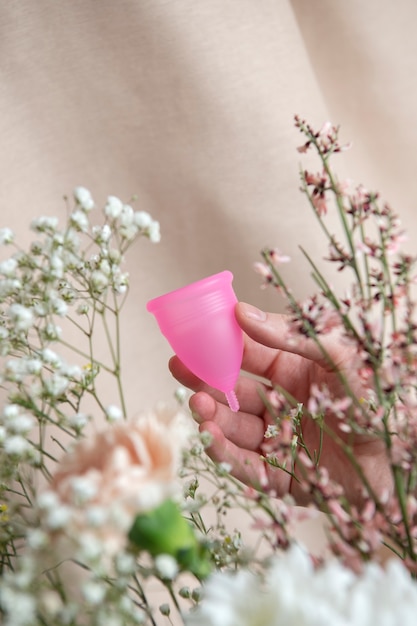 Producto copa menstrual reutilizable con flores