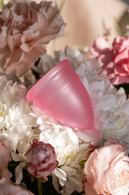 Producto copa menstrual reutilizable con flores