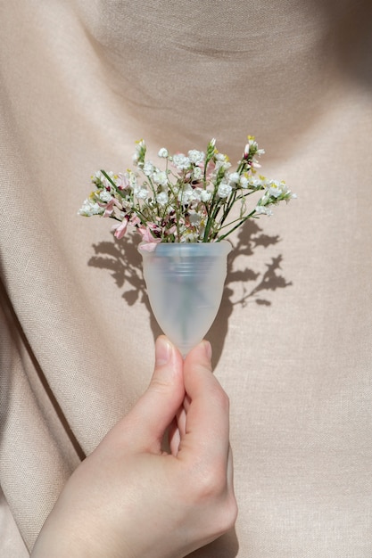 Producto copa menstrual reutilizable con flores
