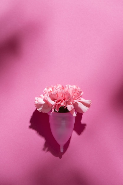 Foto gratuita producto copa menstrual reutilizable con flores