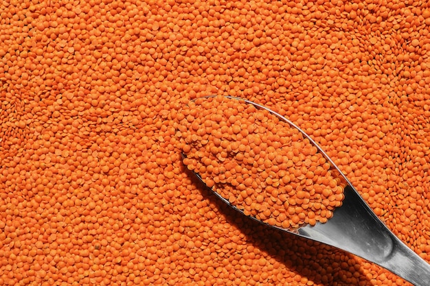 Producto nutricional vegetariano lentejas rojas ingrediente de proteína vegetal para el diseño de sopas en la vista superior de la mesa Idea para un banner y anuncio de producto como telón de fondo para un artículo de recetas