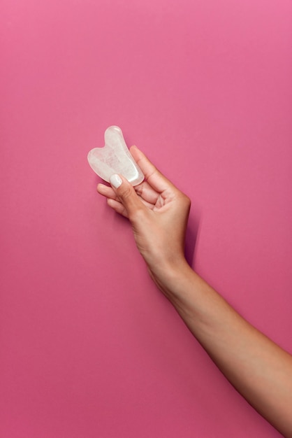 Producto de piedra gua sha para el cuidado facial