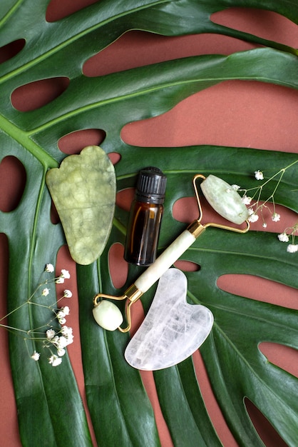 Foto gratuita producto de piedra gua sha para el cuidado facial