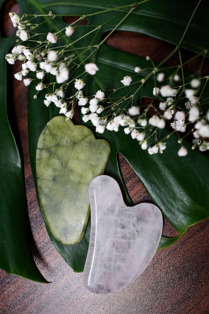 Producto de piedra gua sha para el cuidado facial