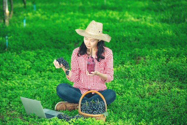 Un productor de uvas que disfruta de jugo de uva recién exprimido.