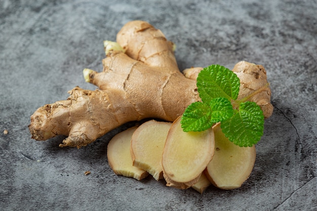 Foto gratuita productos alimenticios y bebidas de jugo de jengibre de limón y miel de extracto de jengibre concepto de nutrición alimentaria.