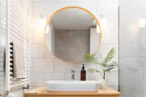 Foto gratuita productos anticaspa junto al lavabo del baño