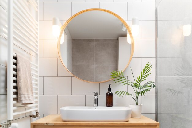 Productos anticaspa junto al lavabo del baño