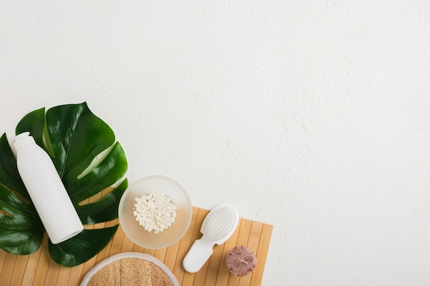 Productos de baño con hoja sobre mesa con espacio de copia