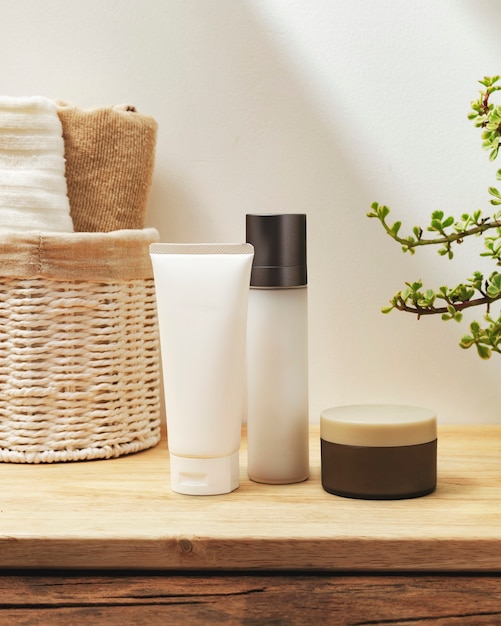 Productos de belleza y cuidado de la piel en el baño