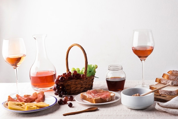 Productos de cata de vinos en una mesa