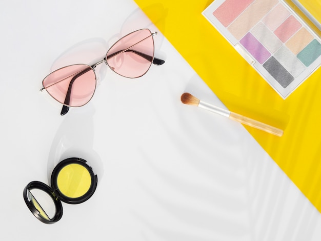 Productos cosméticos de belleza con gafas de sol