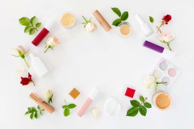 Productos cosméticos de belleza planos en forma cuadrada