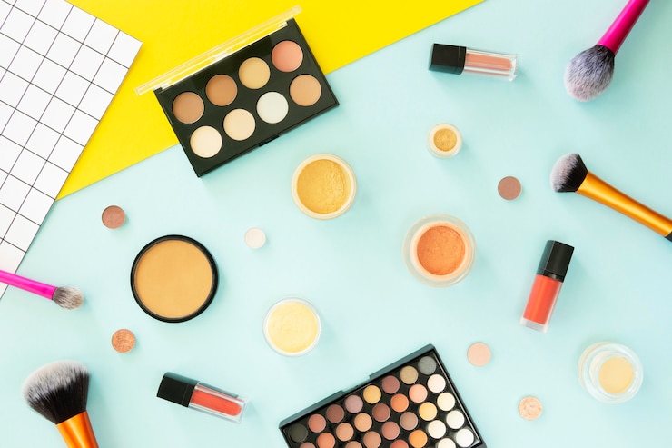 Foto gratuito productos cosméticos en escritorio