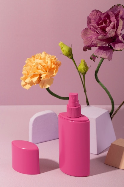 Foto gratuita productos cosméticos y flores