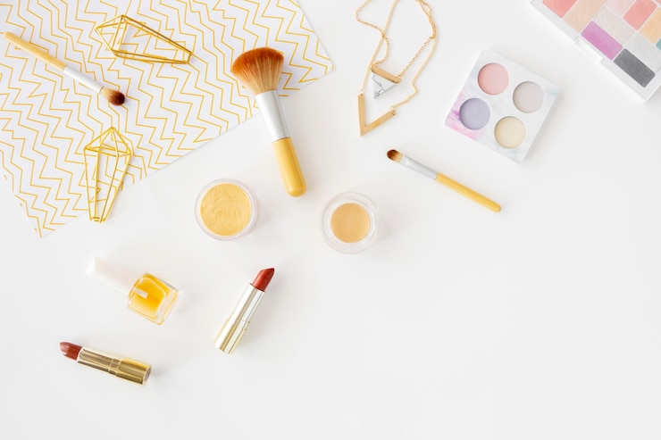 Foto gratuito productos cosmeticos en mesa
