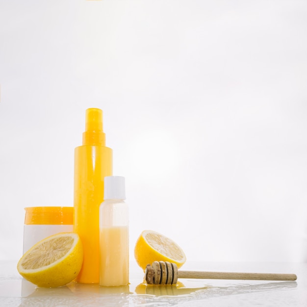 Productos para el cuidado de la piel cerca de limón y miel