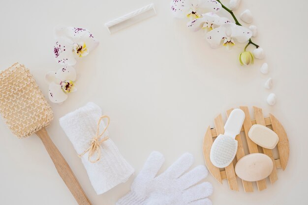 Productos para el cuidado de la piel y flores de orquídeas blancas