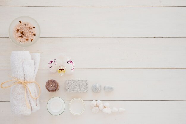 Productos para el cuidado de la piel y flores de orquídeas blancas