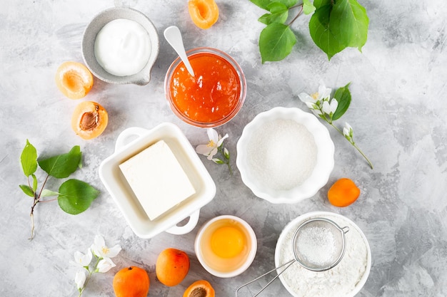 Productos para hacer galletas francesas o pastel de albaricoque Ingredientes para hornear en verano en una mesa brillante