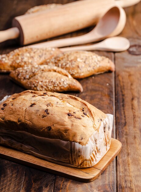 Productos horneados de alto ángulo con utensilios de cocina.