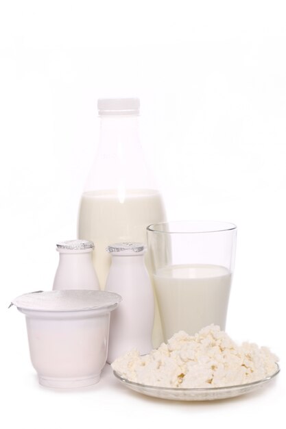 Productos lácteos aislados sobre fondo blanco.